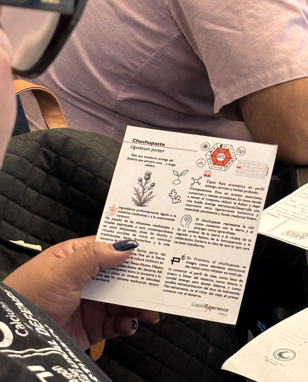Leer territorios antes de mezclarlos
Acceso gratuito al archivo de investigación
No es un catálogo. Es una herramienta para pensar diferente.

La pregunta que cambió todo: De dónde viene esto
En Bartolomé, Cantina Contemporánea del Trópico en Mérida, descubrimos algo que cambió cómo pensamos los ingredientes:

Una bebida tropical no se entiende solo por sus sabores. Se entiende por su relación con el clima, el cuerpo, el mercado, la calle, la cocina doméstica, el remedio, la fiesta y la comunidad.

El café de tortilla no nace del ingenio gastronómico. Nace porque familias rurales querían 